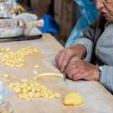 ...permette di arrotolare l�impasto fino a farlo diventare lungo e sottile. A questo punto con il coltello ne taglia una piccola parte...